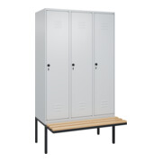 C+P Spind Classic PLUS, Bank, 3 Abteile, 2120x1200x815mm, 7035/7035 Verschluss Sicherheits-Drehriegel 4 Garderobenhaken Trennwand mittig  Sitzbanktyp auskragend