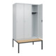 C+P Spind Classic PLUS, Bank, 3 Abteile, 2120x1200x815mm, 7035/7035 Verschluss Zylinderschloss 4 Garderobenhaken   Sitzbanktyp untergebaut-2
