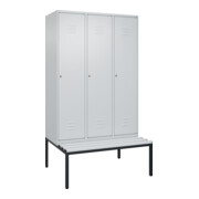C+P Spind Classic PLUS, Bank, 3 Abteile, 2120x1200x815mm, 7035/7035 Verschluss Zylinderschloss 4 Garderobenhaken Trennwand mittig Dekor Banklatten RAL 7035 Lichtgrau Sitzbanktyp untergebaut