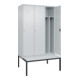 C+P Spind Classic PLUS, Bank, 3 Abteile, 2120x1200x815mm, 7035/7035 Verschluss Zylinderschloss 4 Garderobenhaken Trennwand mittig Dekor Banklatten RAL 7035 Lichtgrau Sitzbanktyp untergebaut-2