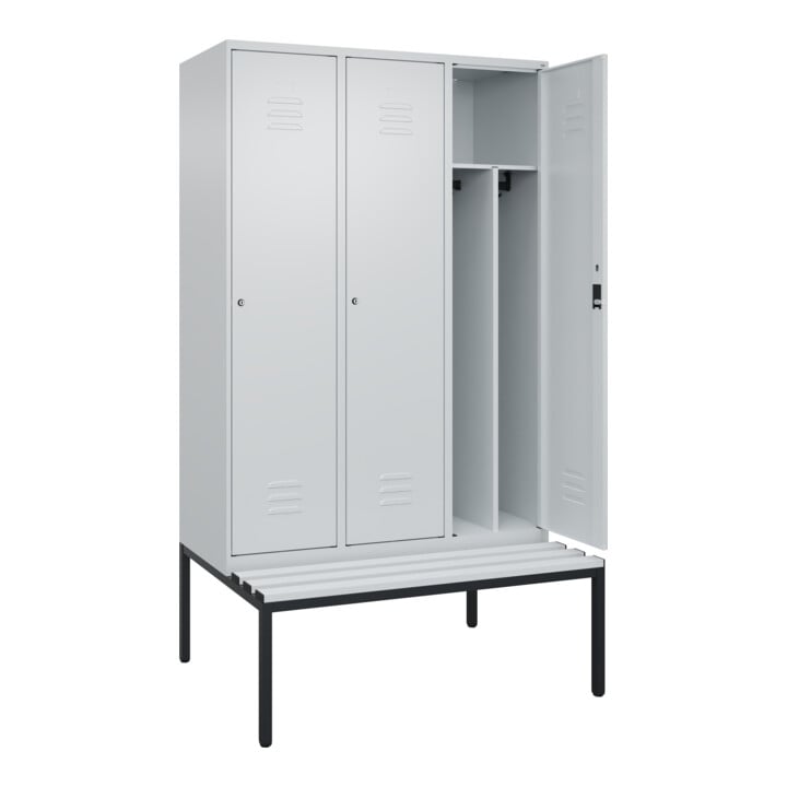 C+P Spind Classic PLUS, Bank, 3 Abteile, 2120x1200x815mm, 7035/7035 Verschluss Zylinderschloss 4 Garderobenhaken Trennwand mittig Dekor Banklatten RAL 7035 Lichtgrau Sitzbanktyp untergebaut