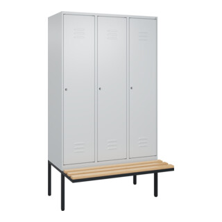 C+P Spind Classic PLUS, Bank, 3 Abteile, 2120x1200x815mm, 7035/7035 Verschluss Zylinderschloss 4 Garderobenhaken Trennwand mittig  Sitzbanktyp auskragend