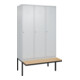 C+P Spind Classic PLUS, Bank, 3 Abteile, 2120x1200x815mm, 7035/7035 Verschluss Zylinderschloss 4 Garderobenhaken Trennwand mittig  Sitzbanktyp auskragend-1