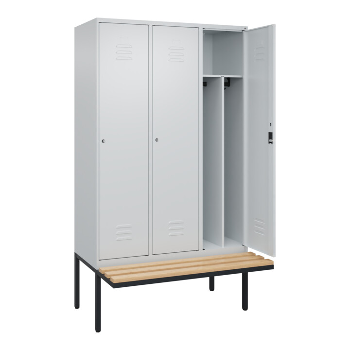 C+P Spind Classic PLUS, Bank, 3 Abteile, 2120x1200x815mm, 7035/7035 Verschluss Zylinderschloss 4 Garderobenhaken Trennwand mittig  Sitzbanktyp auskragend
