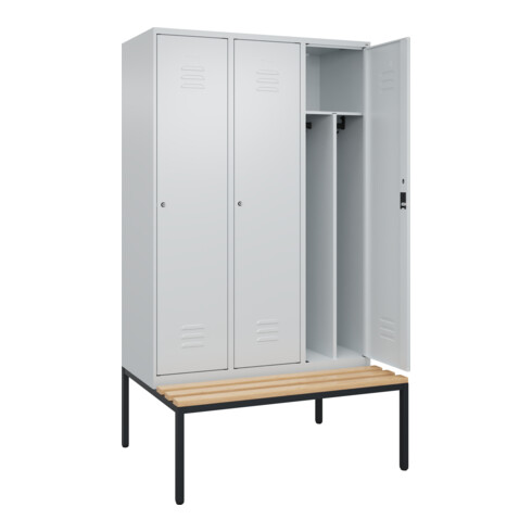C+P Spind Classic PLUS, Bank, 3 Abteile, 2120x1200x815mm, 7035/7035 Verschluss Zylinderschloss 4 Garderobenhaken Trennwand mittig  Sitzbanktyp untergebaut