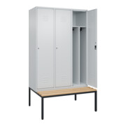 C+P Spind Classic PLUS, Bank, 3 Abteile, 2120x1200x815mm, 7035/7035 Verschluss Zylinderschloss 4 Garderobenhaken Trennwand mittig  Sitzbanktyp untergebaut