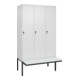 C+P Spind Classic PLUS, Bank, 3 Abteile, 2120x1200x815mm, 9016/9016 Verschluss Sicherheits-Drehriegel 4 Garderobenhaken Trennwand mittig Dekor Banklatten RAL 9010 Reinweiß Sitzbanktyp auskragend-1