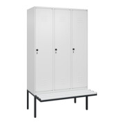 C+P Spind Classic PLUS, Bank, 3 Abteile, 2120x1200x815mm, 9016/9016 Verschluss Sicherheits-Drehriegel 4 Garderobenhaken Trennwand mittig Dekor Banklatten RAL 9010 Reinweiß Sitzbanktyp auskragend