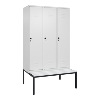 C+P Spind Classic PLUS, Bank, 3 Abteile, 2120x1200x815mm, 9016/9016 Verschluss Sicherheits-Drehriegel 4 Garderobenhaken Trennwand mittig Dekor Banklatten RAL 9010 Reinweiß Sitzbanktyp untergebaut