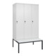 C+P Spind Classic PLUS, Bank, 3 Abteile, 2120x1200x815mm, 9016/9016 Verschluss Sicherheits-Drehriegel 4 Garderobenhaken Trennwand mittig Dekor Banklatten RAL 9010 Reinweiß Sitzbanktyp untergebaut-1