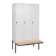 C+P Spind Classic PLUS, Bank, 3 Abteile, 2120x1200x815mm, 9016/9016 Verschluss Sicherheits-Drehriegel 4 Garderobenhaken Trennwand mittig  Sitzbanktyp auskragend-1