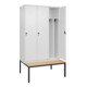 C+P Spind Classic PLUS, Bank, 3 Abteile, 2120x1200x815mm, 9016/9016 Verschluss Sicherheits-Drehriegel 4 Garderobenhaken Trennwand mittig  Sitzbanktyp untergebaut-1