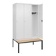 C+P Spind Classic PLUS, Bank, 3 Abteile, 2120x1200x815mm, 9016/9016 Verschluss Zylinderschloss 4 Garderobenhaken   Sitzbanktyp untergebaut-1