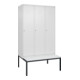 C+P Spind Classic PLUS, Bank, 3 Abteile, 2120x1200x815mm, 9016/9016 Verschluss Zylinderschloss 4 Garderobenhaken Trennwand mittig Dekor Banklatten RAL 9010 Reinweiß Sitzbanktyp untergebaut-1