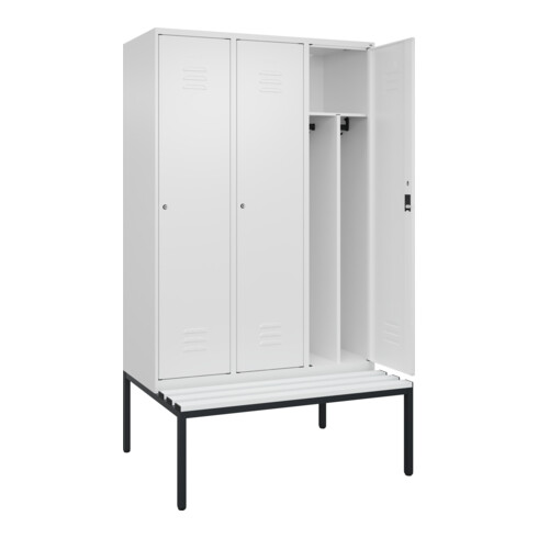 C+P Spind Classic PLUS, Bank, 3 Abteile, 2120x1200x815mm, 9016/9016 Verschluss Zylinderschloss 4 Garderobenhaken Trennwand mittig Dekor Banklatten RAL 9010 Reinweiß Sitzbanktyp untergebaut