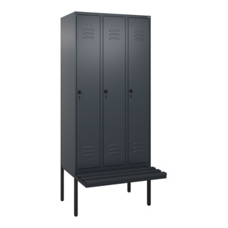 C+P Spind Classic PLUS, Bank, 3 Abteile, 2120x900x815mm, 7016/7016 Verschluss Sicherheits-Drehriegel 4 Garderobenhaken Trennwand mittig Dekor Banklatten RAL 7021 Schwarzgrau Sitzbanktyp auskragend