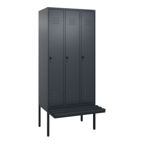 C+P Spind Classic PLUS, Bank, 3 Abteile, 2120x900x815mm, 7016/7016 Verschluss Sicherheits-Drehriegel 4 Garderobenhaken Trennwand mittig Dekor Banklatten RAL 7021 Schwarzgrau Sitzbanktyp auskragend