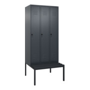 C+P Spind Classic PLUS, Bank, 3 Abteile, 2120x900x815mm, 7016/7016 Verschluss Sicherheits-Drehriegel 4 Garderobenhaken Trennwand mittig Dekor Banklatten RAL 7021 Schwarzgrau Sitzbanktyp untergebaut