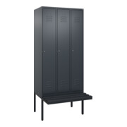 C+P Spind Classic PLUS, Bank, 3 Abteile, 2120x900x815mm, 7016/7016 Verschluss Zylinderschloss 3 Garderobenhaken  Dekor Banklatten RAL 7021 Schwarzgrau Sitzbanktyp auskragend