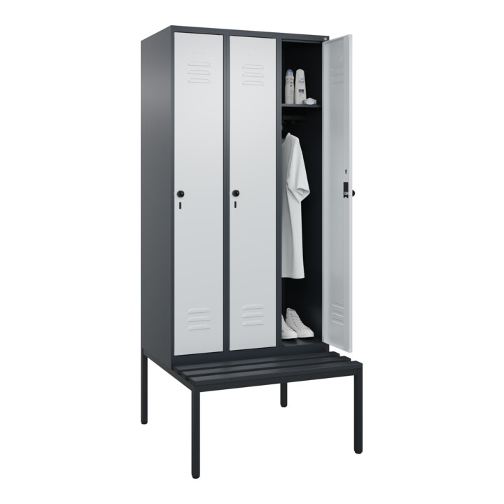 C+P Spind Classic PLUS, Bank, 3 Abteile, 2120x900x815mm, 7016/7035 Verschluss Sicherheits-Drehriegel 3 Garderobenhaken  Dekor Banklatten RAL 7021 Schwarzgrau Sitzbanktyp untergebaut