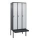 C+P Spind Classic PLUS, Bank, 3 Abteile, 2120x900x815mm, 7016/7035 Verschluss Sicherheits-Drehriegel 4 Garderobenhaken Trennwand mittig Dekor Banklatten RAL 7021 Schwarzgrau Sitzbanktyp auskragend-1