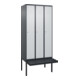 C+P Spind Classic PLUS, Bank, 3 Abteile, 2120x900x815mm, 7016/7035 Verschluss Zylinderschloss 3 Garderobenhaken  Dekor Banklatten RAL 7021 Schwarzgrau Sitzbanktyp auskragend-1