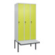 C+P Spind Classic PLUS, Bank, 3 Abteile, 2120x900x815mm, 7035/0024 Verschluss Sicherheits-Drehriegel 4 Garderobenhaken Trennwand mittig Dekor Banklatten RAL 7035 Lichtgrau Sitzbanktyp auskragend-1