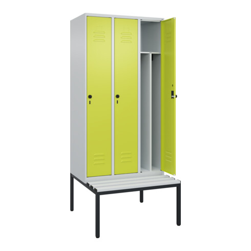 C+P Spind Classic PLUS, Bank, 3 Abteile, 2120x900x815mm, 7035/0024 Verschluss Sicherheits-Drehriegel 4 Garderobenhaken Trennwand mittig Dekor Banklatten RAL 7035 Lichtgrau Sitzbanktyp untergebaut