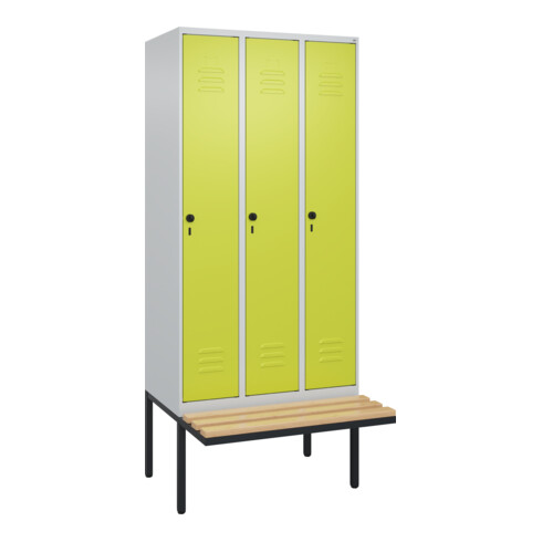 C+P Spind Classic PLUS, Bank, 3 Abteile, 2120x900x815mm, 7035/0024 Verschluss Sicherheits-Drehriegel 4 Garderobenhaken Trennwand mittig Sitzbanktyp auskragend