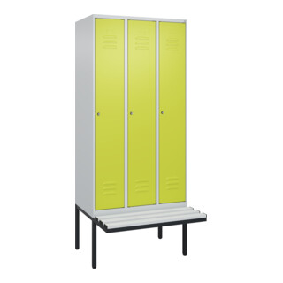 C+P Spind Classic PLUS, Bank, 3 Abteile, 2120x900x815mm, 7035/0024 Verschluss Zylinderschloss 3 Garderobenhaken  Dekor Banklatten RAL 7035 Lichtgrau Sitzbanktyp auskragend