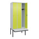 C+P Spind Classic PLUS, Bank, 3 Abteile, 2120x900x815mm, 7035/0024 Verschluss Zylinderschloss 3 Garderobenhaken  Dekor Banklatten RAL 7035 Lichtgrau Sitzbanktyp auskragend-2