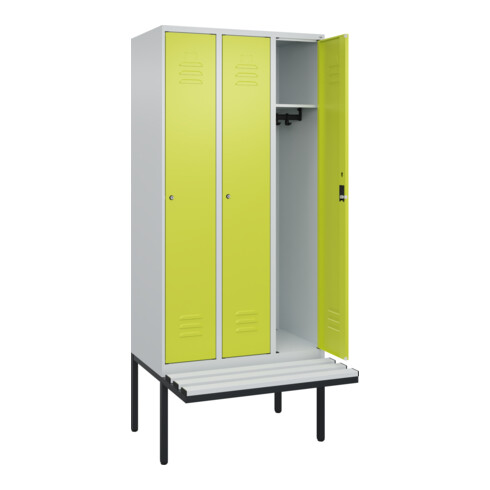 C+P Spind Classic PLUS, Bank, 3 Abteile, 2120x900x815mm, 7035/0024 Verschluss Zylinderschloss 3 Garderobenhaken  Dekor Banklatten RAL 7035 Lichtgrau Sitzbanktyp auskragend