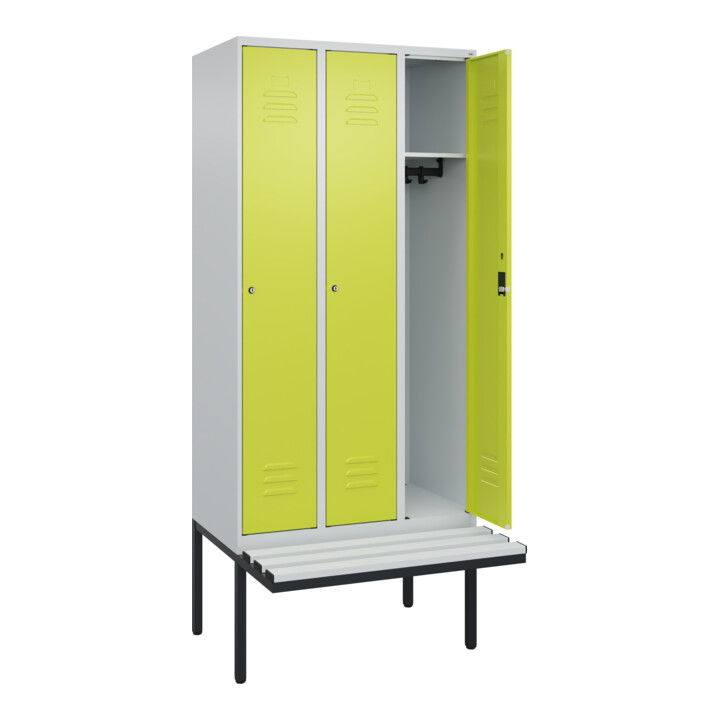 C+P Spind Classic PLUS, Bank, 3 Abteile, 2120x900x815mm, 7035/0024 Verschluss Zylinderschloss 3 Garderobenhaken  Dekor Banklatten RAL 7035 Lichtgrau Sitzbanktyp auskragend