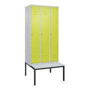 C+P Spind Classic PLUS, Bank, 3 Abteile, 2120x900x815mm, 7035/0024 Verschluss Zylinderschloss 4 Garderobenhaken Trennwand mittig Dekor Banklatten RAL 7035 Lichtgrau Sitzbanktyp untergebaut