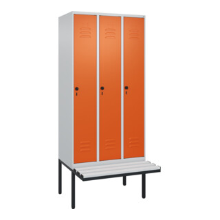 C+P Spind Classic PLUS, Bank, 3 Abteile, 2120x900x815mm, 7035/2004 Verschluss Sicherheits-Drehriegel 4 Garderobenhaken Trennwand mittig Dekor Banklatten RAL 7035 Lichtgrau Sitzbanktyp auskragend