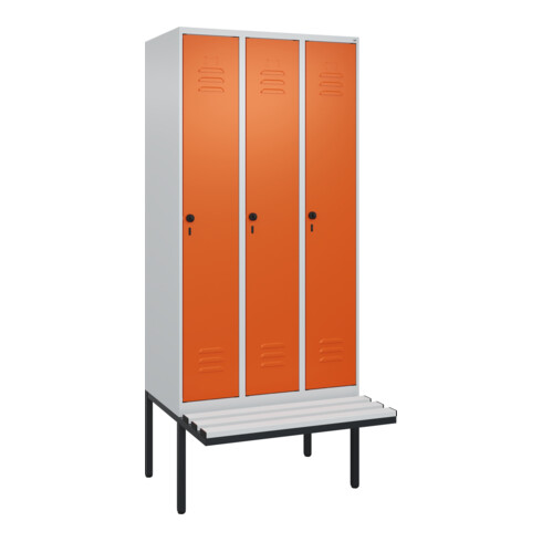 C+P Spind Classic PLUS, Bank, 3 Abteile, 2120x900x815mm, 7035/2004 Verschluss Sicherheits-Drehriegel 4 Garderobenhaken Trennwand mittig Dekor Banklatten RAL 7035 Lichtgrau Sitzbanktyp auskragend