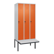 C+P Spind Classic PLUS, Bank, 3 Abteile, 2120x900x815mm, 7035/2004 Verschluss Sicherheits-Drehriegel 4 Garderobenhaken Trennwand mittig Dekor Banklatten RAL 7035 Lichtgrau Sitzbanktyp auskragend