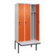 C+P Spind Classic PLUS, Bank, 3 Abteile, 2120x900x815mm, 7035/2004 Verschluss Sicherheits-Drehriegel 4 Garderobenhaken Trennwand mittig Dekor Banklatten RAL 7035 Lichtgrau Sitzbanktyp auskragend-2