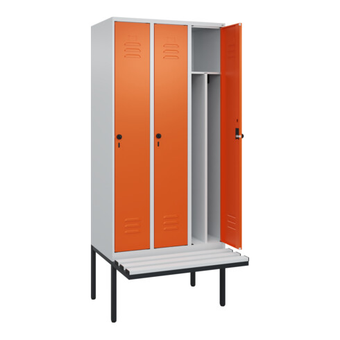 C+P Spind Classic PLUS, Bank, 3 Abteile, 2120x900x815mm, 7035/2004 Verschluss Sicherheits-Drehriegel 4 Garderobenhaken Trennwand mittig Dekor Banklatten RAL 7035 Lichtgrau Sitzbanktyp auskragend