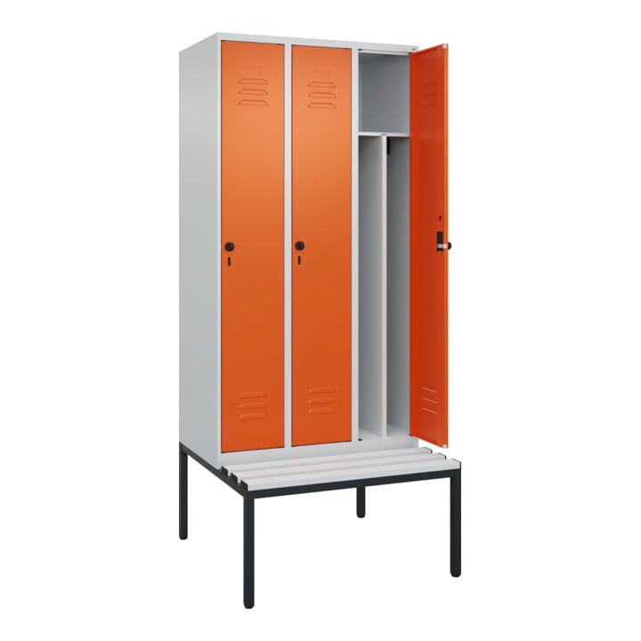 C+P Spind Classic PLUS, Bank, 3 Abteile, 2120x900x815mm, 7035/2004 Verschluss Sicherheits-Drehriegel 4 Garderobenhaken Trennwand mittig Dekor Banklatten RAL 7035 Lichtgrau Sitzbanktyp untergebaut
