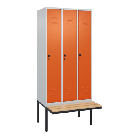 C+P Spind Classic PLUS, Bank, 3 Abteile, 2120x900x815mm, 7035/2004 Verschluss Sicherheits-Drehriegel 4 Garderobenhaken Trennwand mittig  Sitzbanktyp auskragend