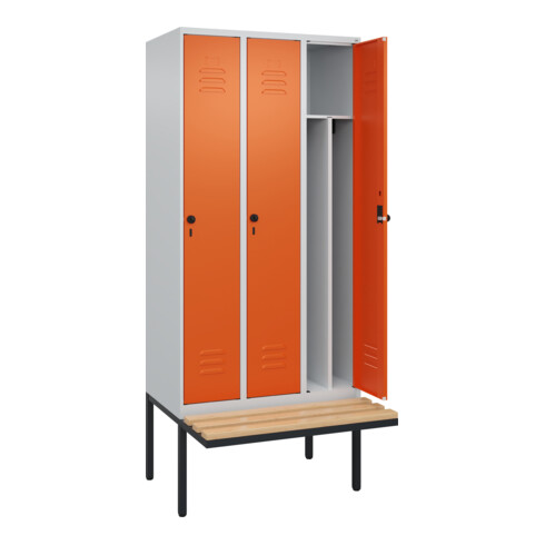 C+P Spind Classic PLUS, Bank, 3 Abteile, 2120x900x815mm, 7035/2004 Verschluss Sicherheits-Drehriegel 4 Garderobenhaken Trennwand mittig  Sitzbanktyp auskragend