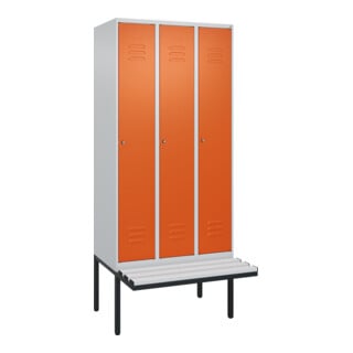 C+P Spind Classic PLUS, Bank, 3 Abteile, 2120x900x815mm, 7035/2004 Verschluss Zylinderschloss 3 Garderobenhaken  Dekor Banklatten RAL 7035 Lichtgrau Sitzbanktyp auskragend