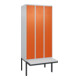 C+P Spind Classic PLUS, Bank, 3 Abteile, 2120x900x815mm, 7035/2004 Verschluss Zylinderschloss 3 Garderobenhaken  Dekor Banklatten RAL 7035 Lichtgrau Sitzbanktyp auskragend-1