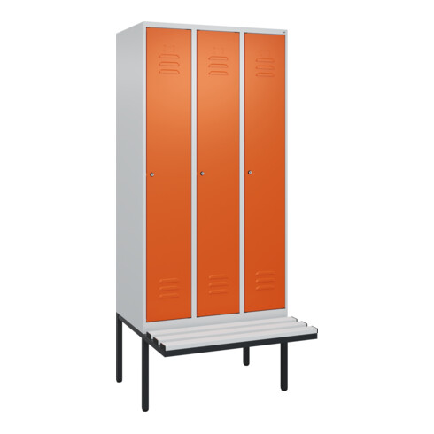 C+P Spind Classic PLUS, Bank, 3 Abteile, 2120x900x815mm, 7035/2004 Verschluss Zylinderschloss 3 Garderobenhaken  Dekor Banklatten RAL 7035 Lichtgrau Sitzbanktyp auskragend