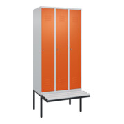 C+P Spind Classic PLUS, Bank, 3 Abteile, 2120x900x815mm, 7035/2004 Verschluss Zylinderschloss 3 Garderobenhaken  Dekor Banklatten RAL 7035 Lichtgrau Sitzbanktyp auskragend
