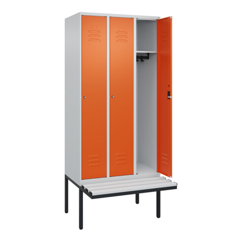C+P Spind Classic PLUS, Bank, 3 Abteile, 2120x900x815mm, 7035/2004 Verschluss Zylinderschloss 3 Garderobenhaken  Dekor Banklatten RAL 7035 Lichtgrau Sitzbanktyp auskragend