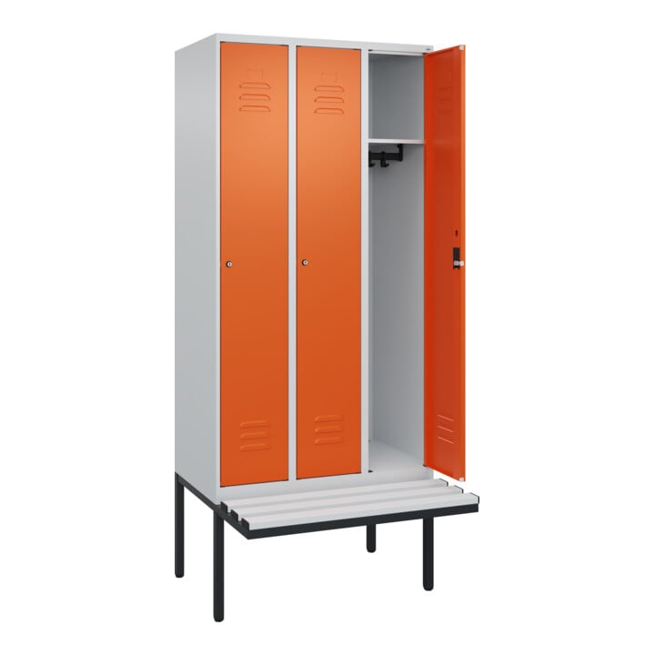 C+P Spind Classic PLUS, Bank, 3 Abteile, 2120x900x815mm, 7035/2004 Verschluss Zylinderschloss 3 Garderobenhaken  Dekor Banklatten RAL 7035 Lichtgrau Sitzbanktyp auskragend