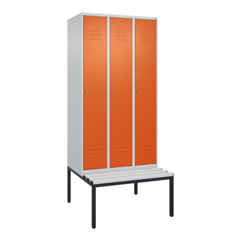 C+P Spind Classic PLUS, Bank, 3 Abteile, 2120x900x815mm, 7035/2004 Verschluss Zylinderschloss 4 Garderobenhaken Trennwand mittig Dekor Banklatten RAL 7035 Lichtgrau Sitzbanktyp untergebaut