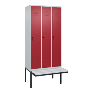 C+P Spind Classic PLUS, Bank, 3 Abteile, 2120x900x815mm, 7035/3003 Verschluss Sicherheits-Drehriegel 4 Garderobenhaken Trennwand mittig Dekor Banklatten RAL 7035 Lichtgrau Sitzbanktyp auskragend